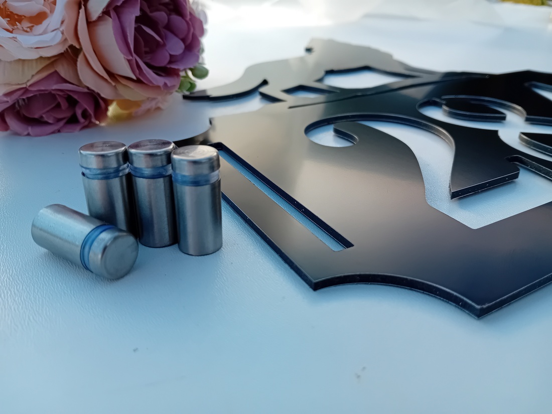 Dištančná skrutka na popisné číslo