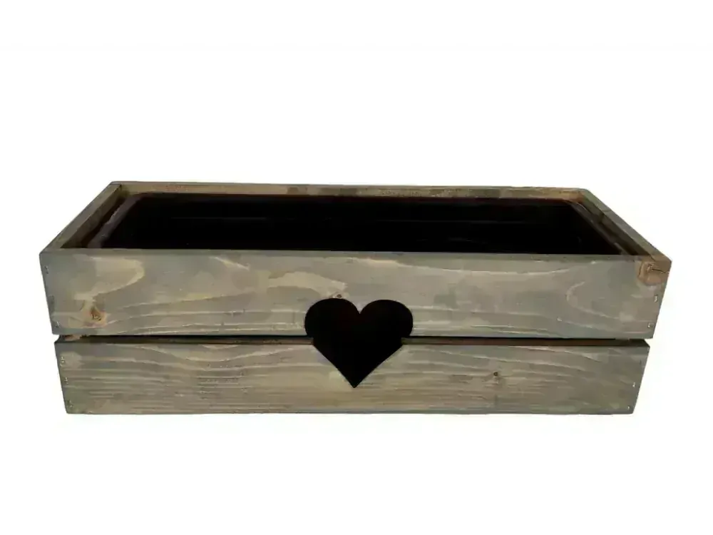 Drevený kvetináč so srdcom