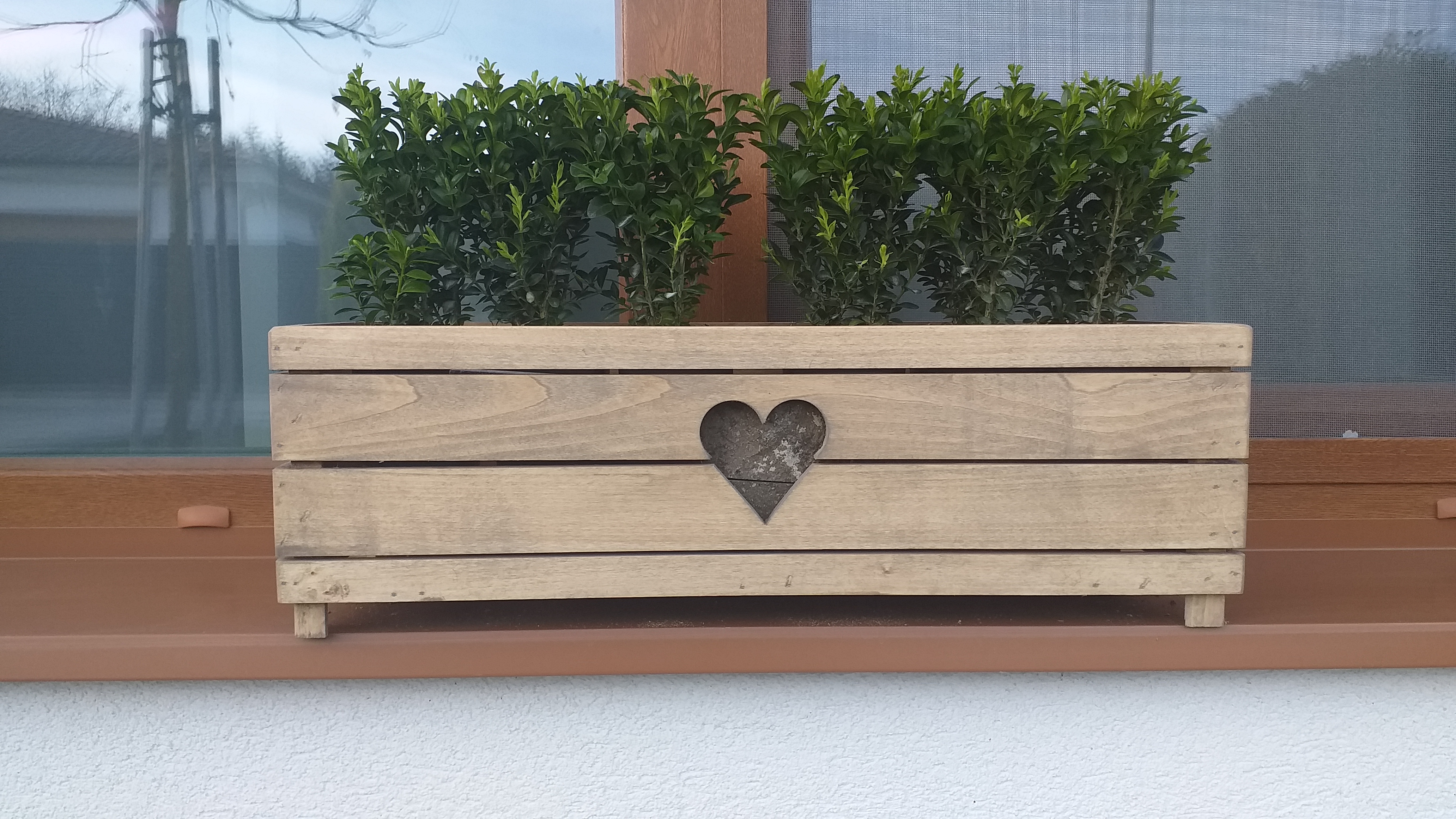 Drevený kvetináč so srdcom