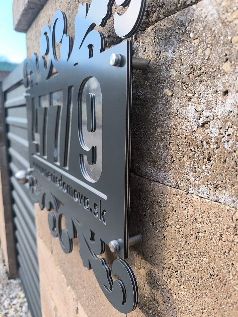 Dištančná skrutka na popisné číslo